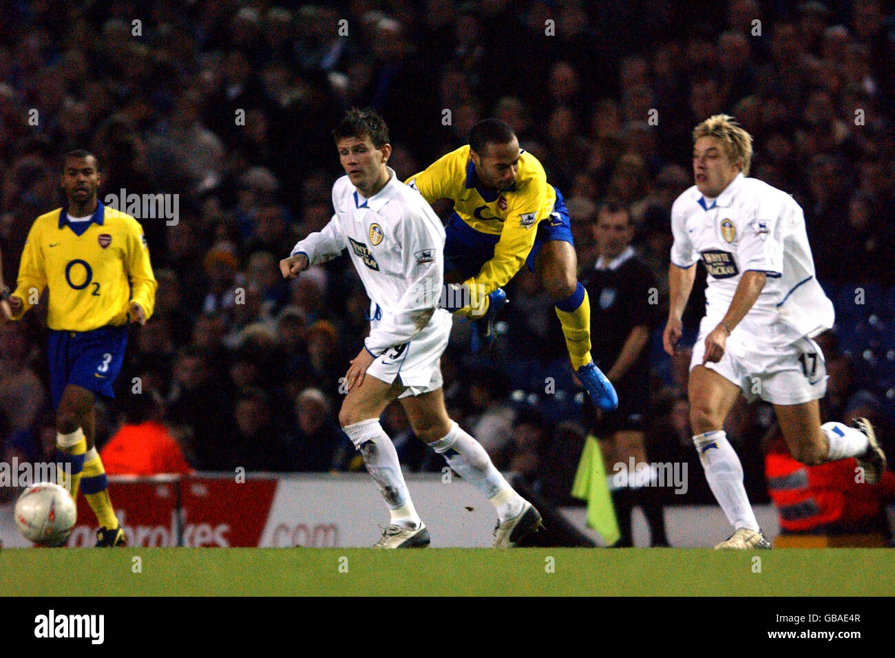 Leeds United's Alan Smith (estrema destra) E Eirik Bakke combatte con il Theirry Henry dell'Arsenal per il sfera Foto Stock