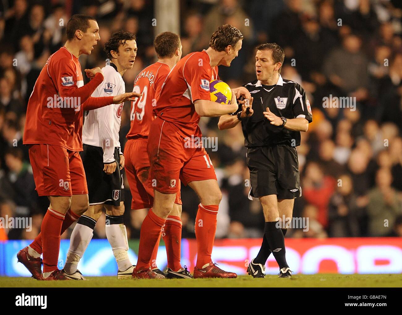 I giocatori di Middlesbrough si lamentano dell'arbitro Keith Stroud dopo aver assegnato Fulham una pena controversa Foto Stock