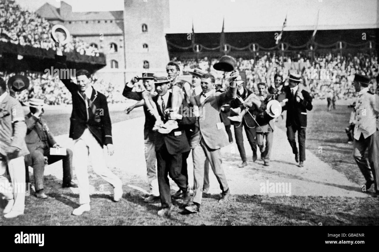 I membri del team sudafricano portano i loro compagni di squadra lontano dalla pista in giubilazione dopo aver vinto oro e argento; Kenneth McArthur (oro, r) e Christian Gitsham (argento, l) Foto Stock