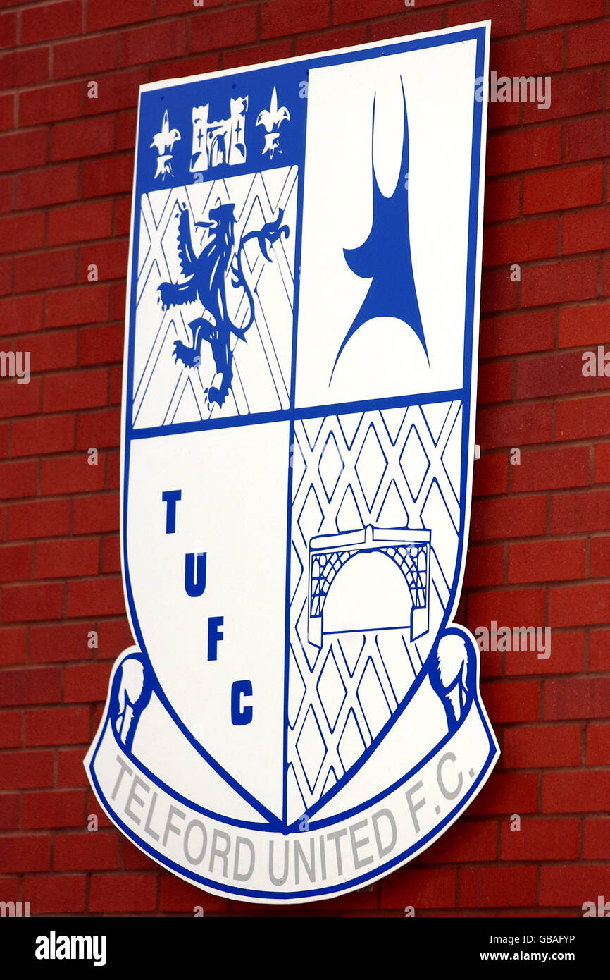Il logo del club di Telford United viene visualizzato all'esterno dello stadio Foto Stock