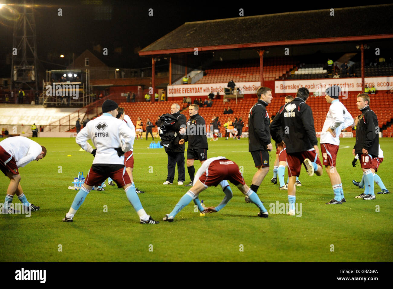 Sandy Stewart, assistente manager di Burnley, prende il caldo della pre-partita su Foto Stock