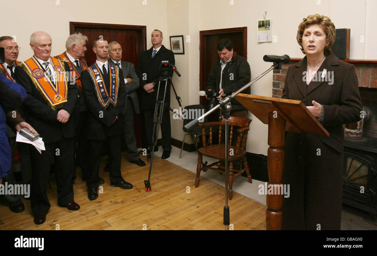 Il presidente Mary McAleese si rivolge ai membri dell'Ordine arancione alla riapertura della Brakey Orange Hall a Co Cavan, recentemente ricostruita dopo un attacco di Arson. Foto Stock