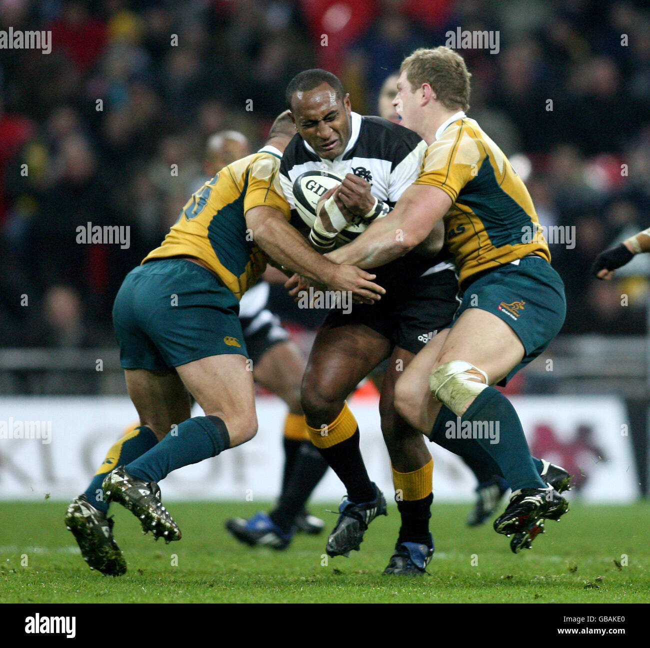 Rugby Union - BOA Centenary Celebration Match - Barbarians / Australia - Stadio di Wembley. Joe Rokocoko del barbaro è affrontato da Adam Freier e David Pocock dell'Australia. Foto Stock