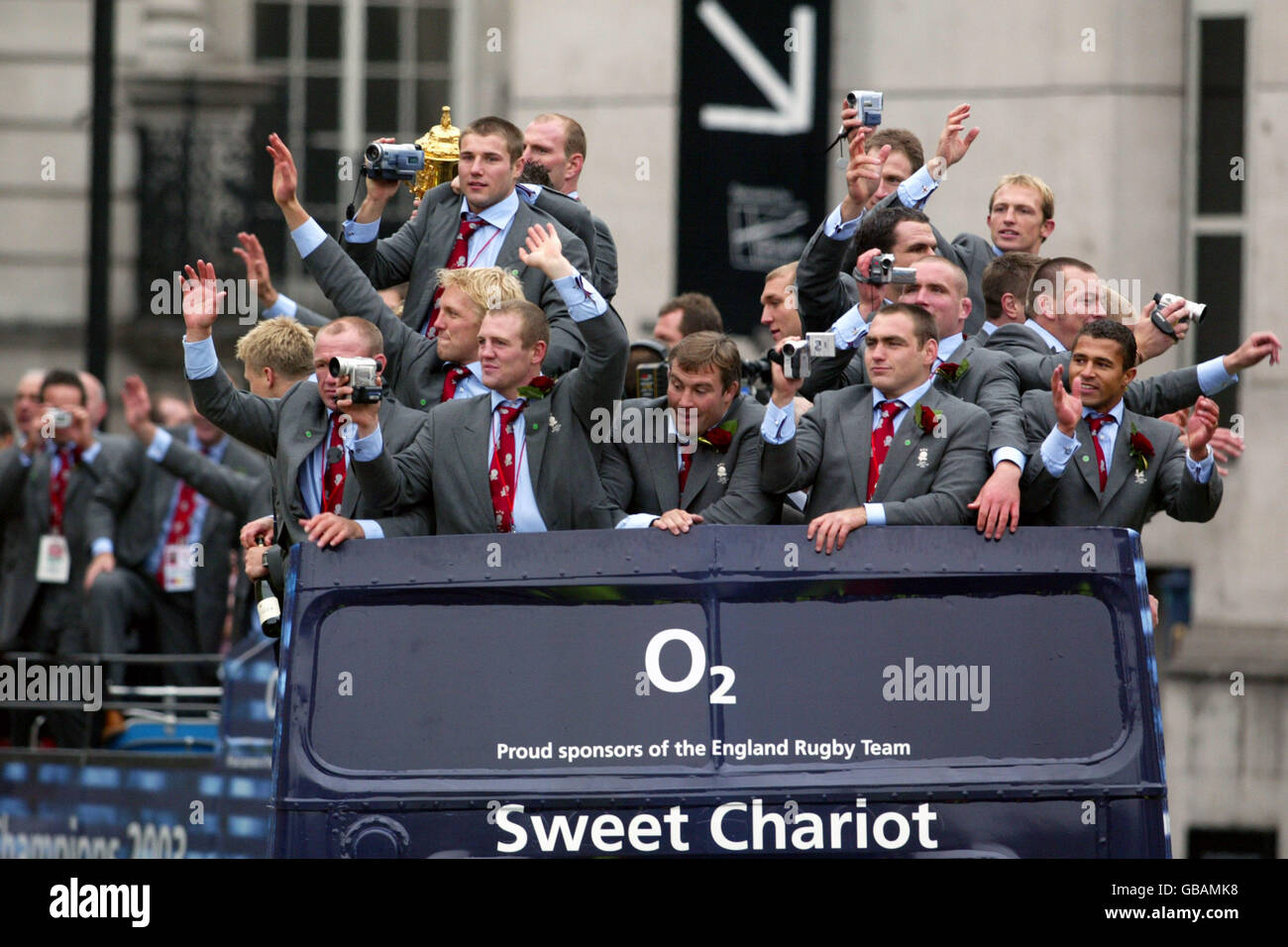 Rugby Union - Coppa del mondo 2003 - Inghilterra Victory Parade. La squadra inglese saluta i tifosi mentre attraversano le strade di Londra Foto Stock