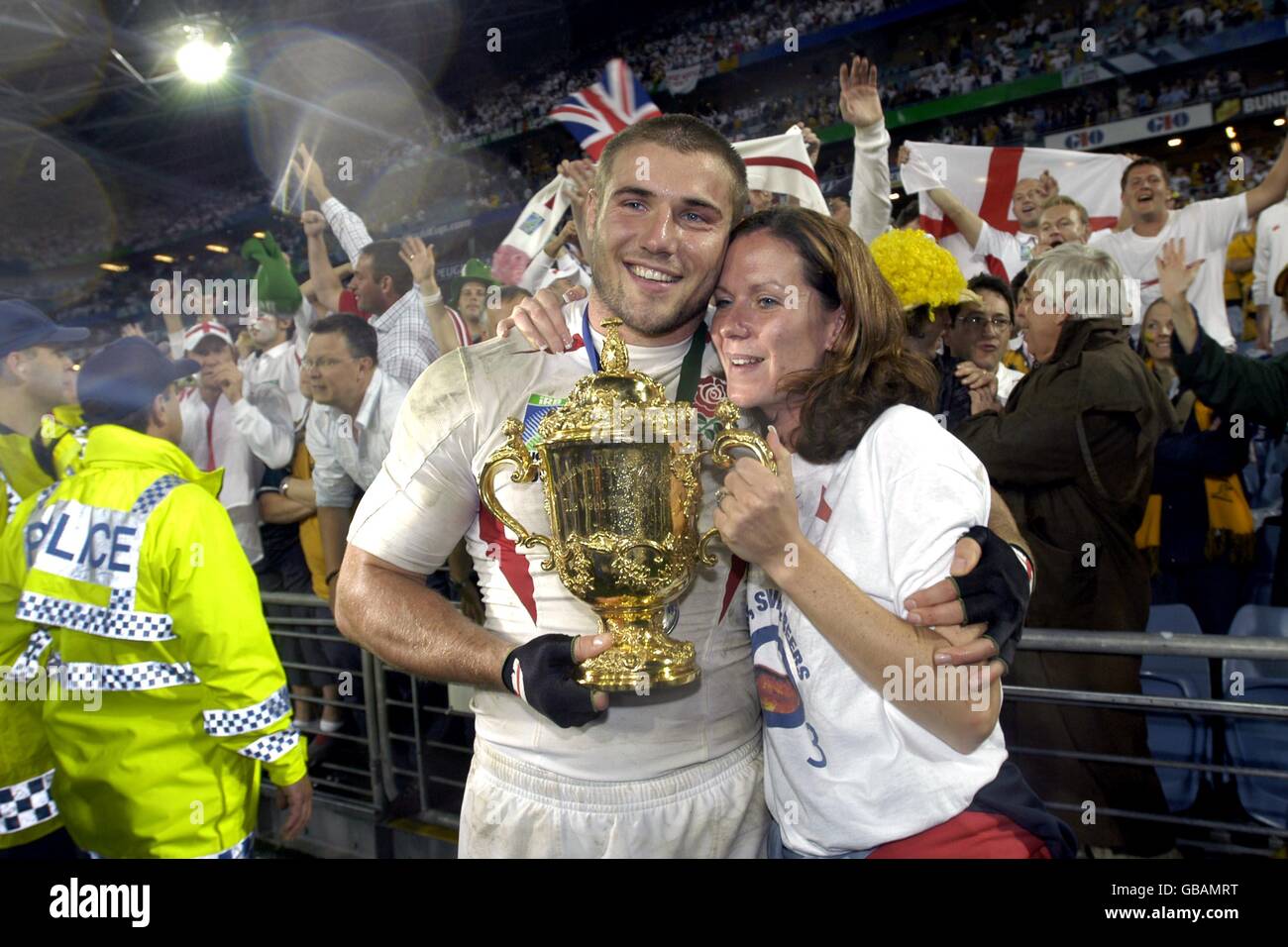 Rugby Union - Coppa del mondo 2003 - finale - Inghilterra / Australia. Ben Cohen in Inghilterra festeggia con il suo partner e il William Webb Ellis Trophy Foto Stock