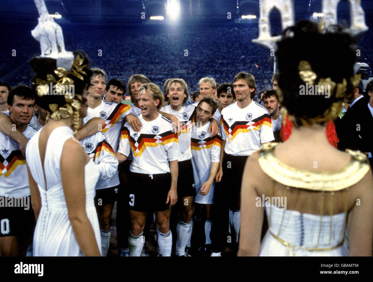 Calcio - Coppa del mondo Italia 90 - finale - Germania Ovest contro Argentina. La squadra trionfante della Germania occidentale aspetta di essere presentata con le loro medaglie vincitori Foto Stock