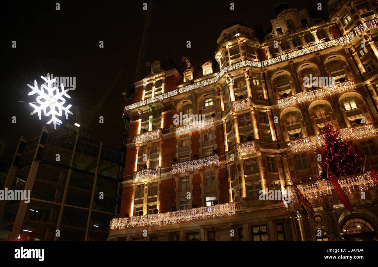 Una vista generale del Mandarin Oriental a Knightsbridge, che mostra lo Swarovski Crystal Snowflake, alto cinque metri, nel centro di Londra. Foto Stock