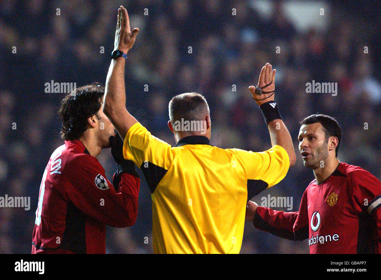 Ruud van Nistelrooy (l) e Ryan Giggs (r) di Manchester United Supplica con l'arbitro Eric Poulat (c) sulla sua decisione Foto Stock