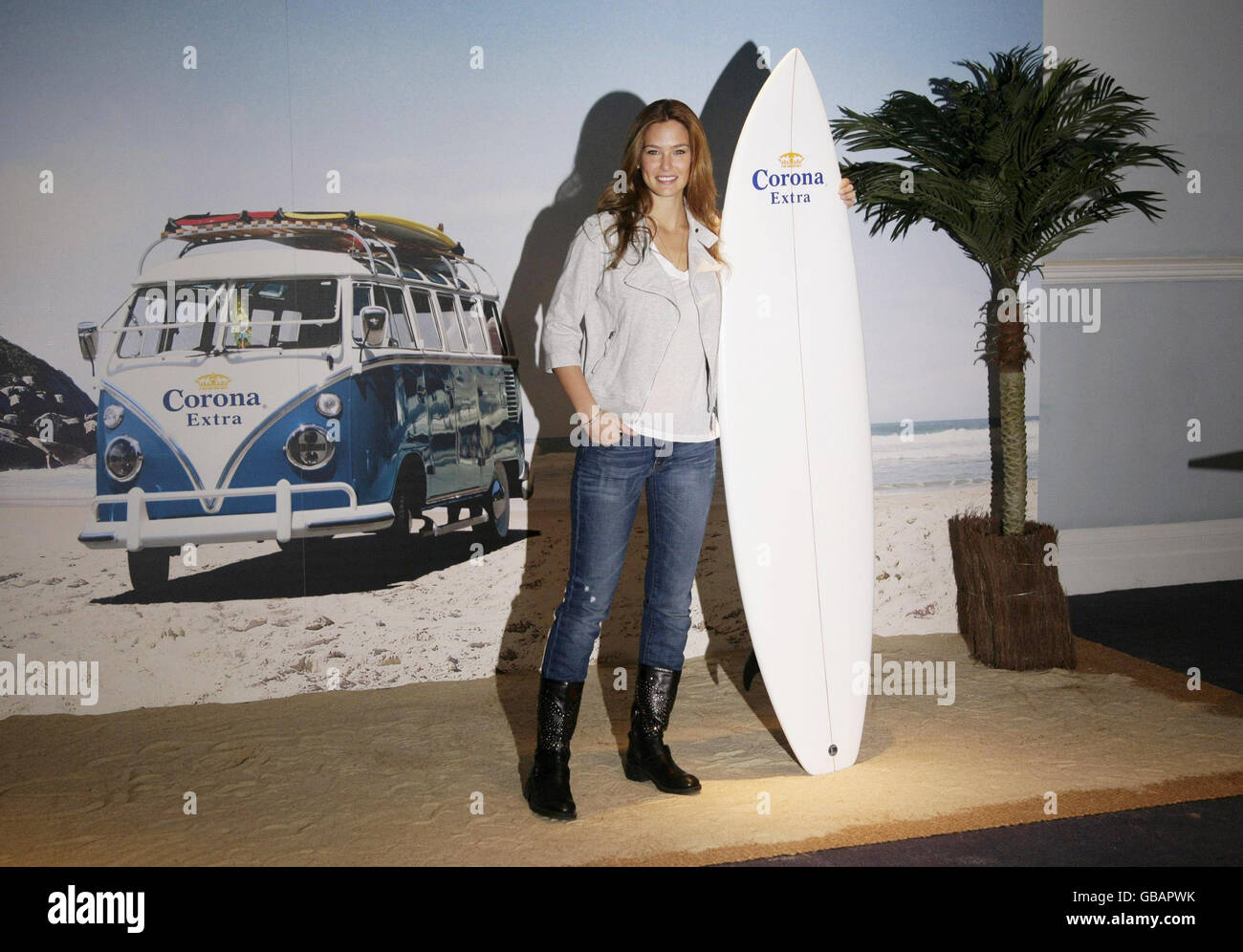 Bar Refaeli lancia "Corona Save the Beach" - Londra Foto Stock