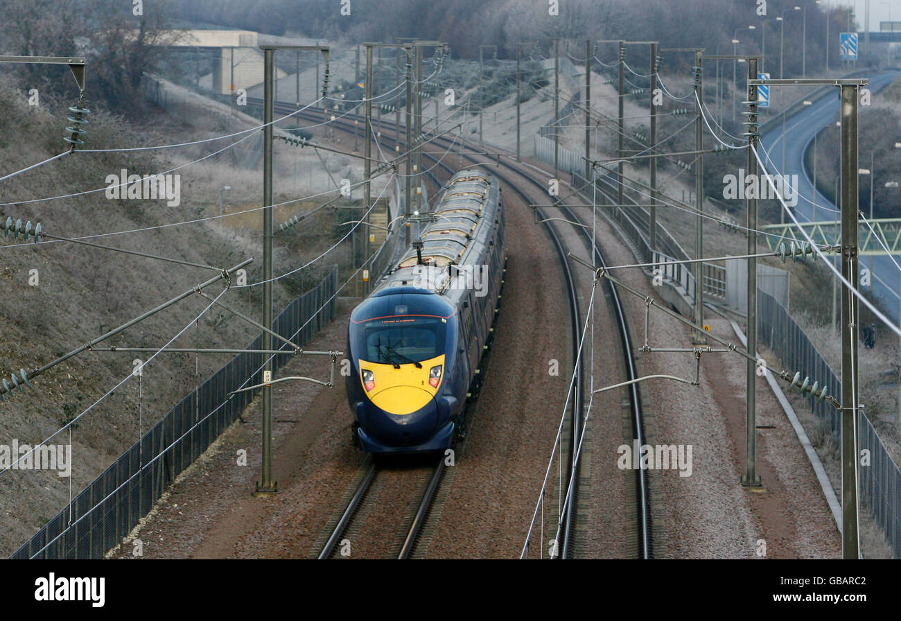 Il nuovo treno di classe 395 costruito da Hitachi è diretto a Londra quasi un anno al giorno prima del servizio passeggeri. Foto Stock