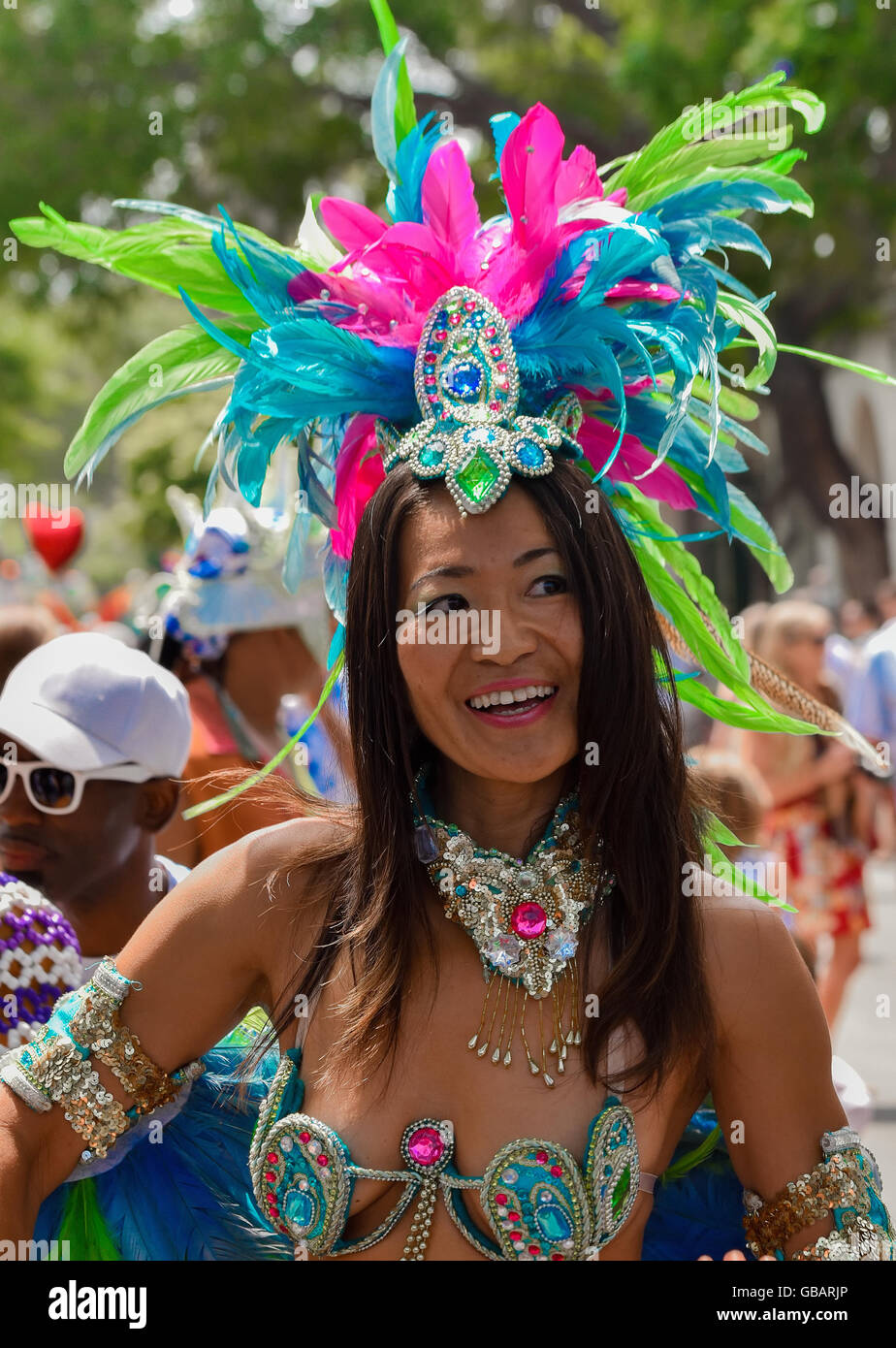 Una giovane donna orientale all'annuale estate Solstice parade di Santa Barbara in California. Questa donna eseguire con un Brasiliano il gruppo di musica da ballo. Foto Stock