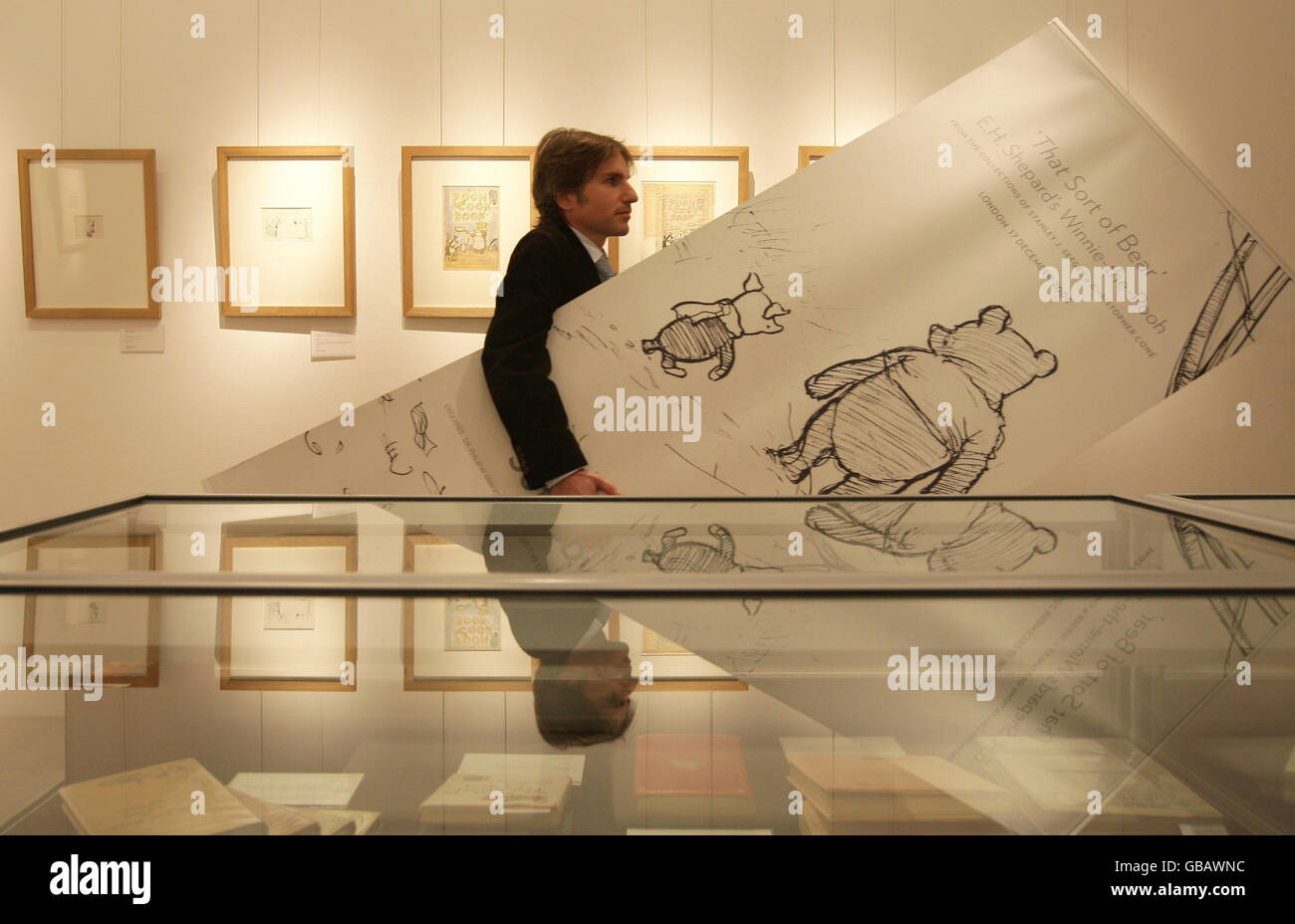 Un membro del personale della casa d'aste di Sotheby crea un cartello in anticipo sull'asta di una collezione di illustrazioni e libri originali di Winnie the Pooh che saranno venduti all'asta il 17 dicembre. Foto Stock