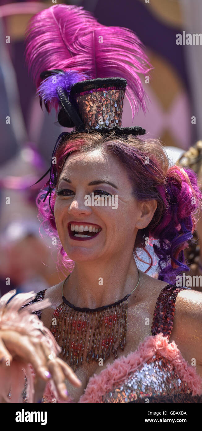 CanCan francese ballerini eseguono e balli presso l annuale estate Solstice Parade di Santa Barbara in California. Foto Stock