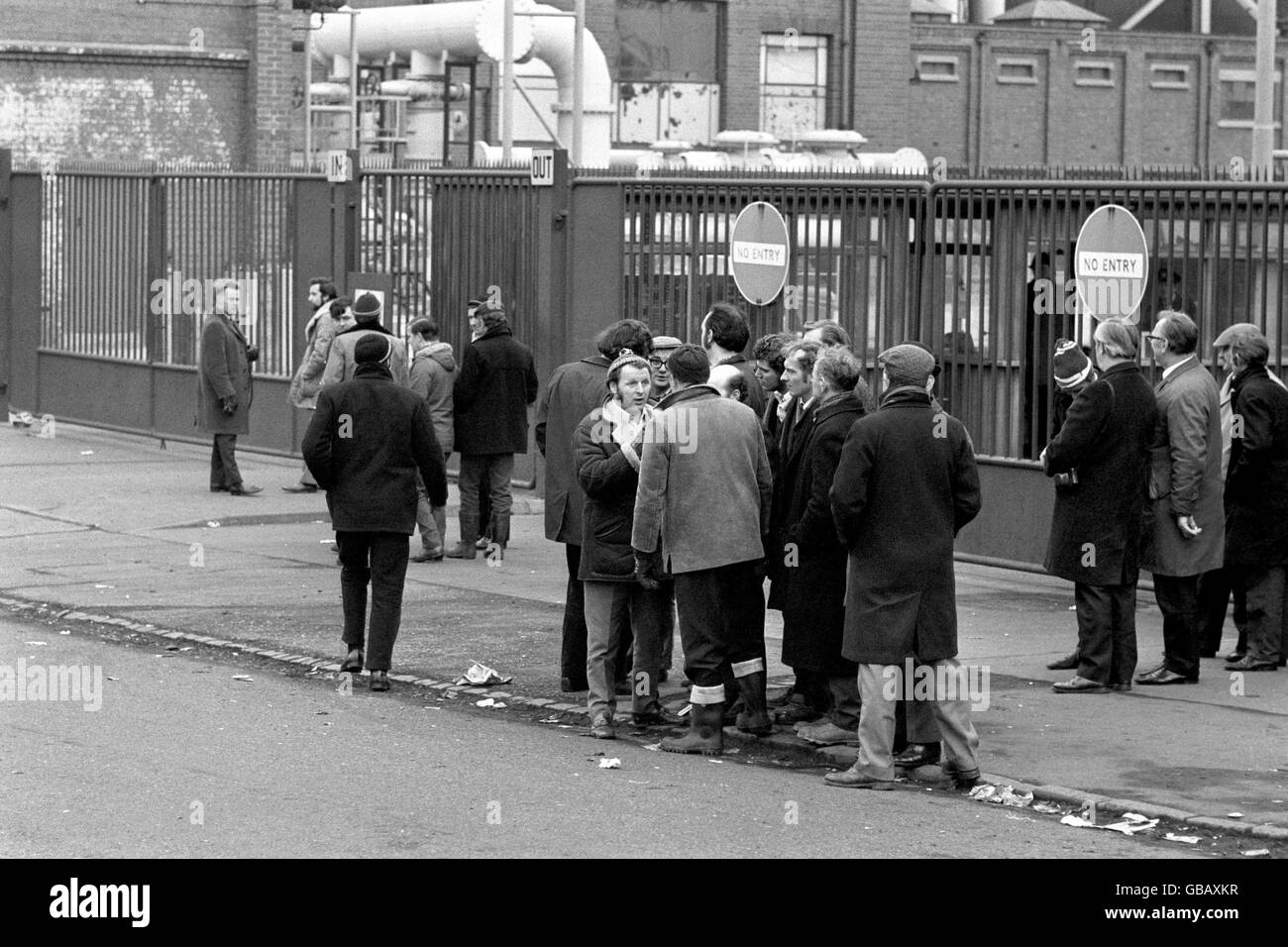 Scene generali al Saltley Coke Depot di Birmingham, mentre i minatori tentano di chiudere il deposito durante il loro sciopero. Un intervento di un attivista dello Yorkshire Miner, Arthur Scargill, convinse decine di migliaia di lavoratori con sede a Birmingham a uscire in sciopero in simpatia con i minatori e molti di loro si unirono alle linee di picket a Saltley. Ciò significava che superavano l'enorme presenza della polizia e che le porte di Saltley erano finalmente chiuse. Foto Stock