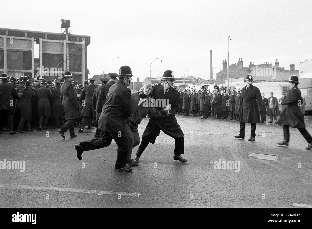 Scene generali al Saltley Coke Depot di Birmingham, mentre i minatori tentano di chiudere il deposito durante il loro sciopero. Un intervento di un attivista dello Yorkshire Miner, Arthur Scargill, convinse decine di migliaia di lavoratori con sede a Birmingham a uscire in sciopero in simpatia con i minatori e molti di loro si unirono alle linee di picket a Saltley. Ciò significava che superavano l'enorme presenza della polizia e che le porte di Saltley erano finalmente chiuse. Foto Stock