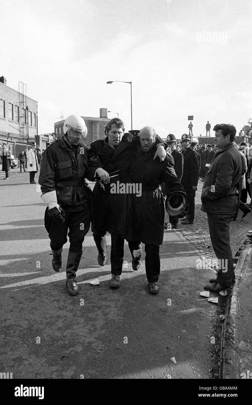 Scene generali al Saltley Coke Depot di Birmingham, mentre i minatori tentano di chiudere il deposito durante il loro sciopero. Un intervento di un attivista dello Yorkshire Miner, Arthur Scargill, convinse decine di migliaia di lavoratori con sede a Birmingham a uscire in sciopero in simpatia con i minatori e molti di loro si unirono alle linee di picket a Saltley. Ciò significava che superavano l'enorme presenza della polizia e che le porte di Saltley erano finalmente chiuse. Foto Stock