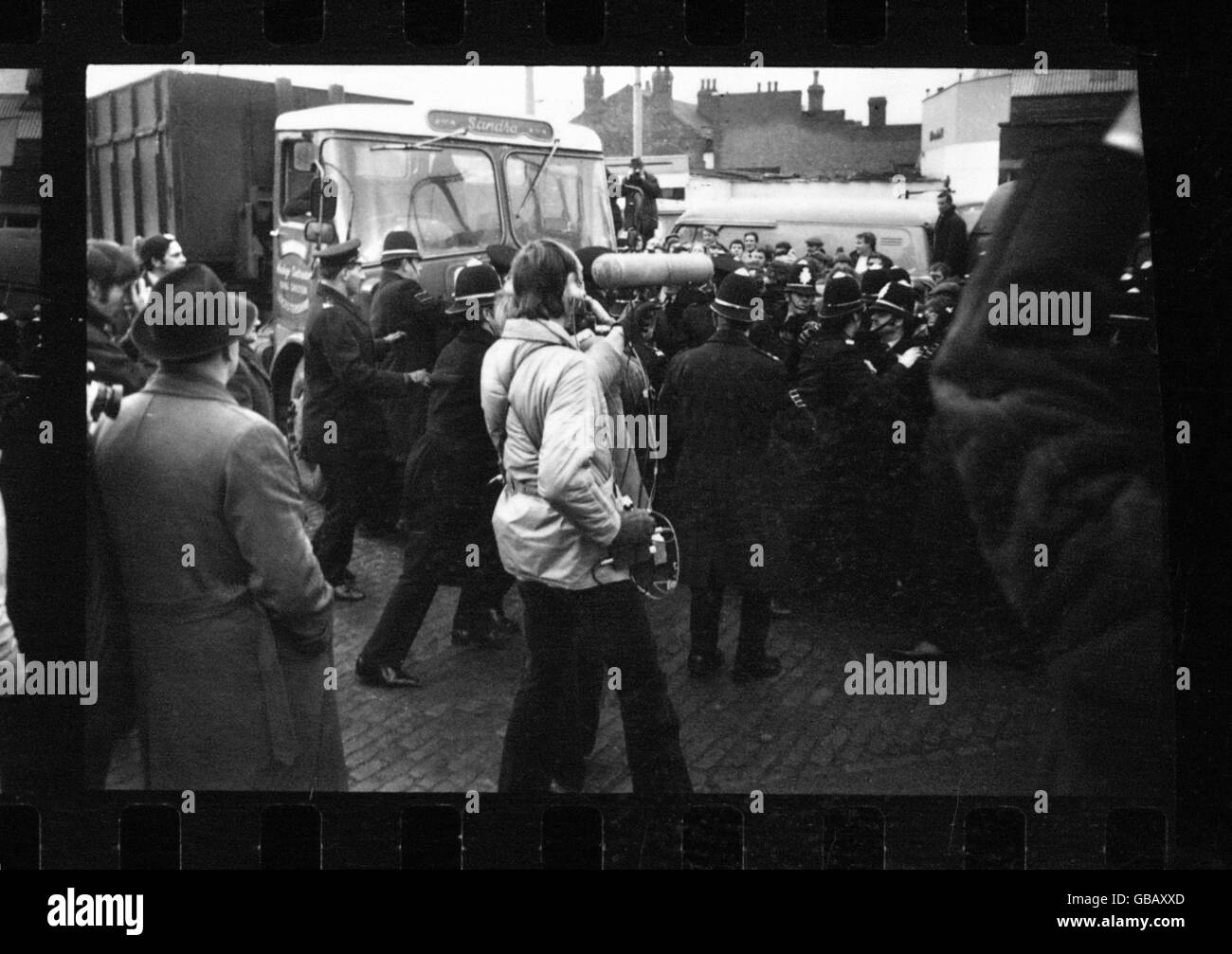 Scene generali al Saltley Coke Depot di Birmingham, mentre i minatori tentano di chiudere il deposito durante il loro sciopero. Un intervento di un attivista dello Yorkshire Miner, Arthur Scargill, convinse decine di migliaia di lavoratori con sede a Birmingham a uscire in sciopero in simpatia con i minatori e molti di loro si unirono alle linee di picket a Saltley. Ciò significava che superavano l'enorme presenza della polizia e che le porte di Saltley erano finalmente chiuse. Foto Stock
