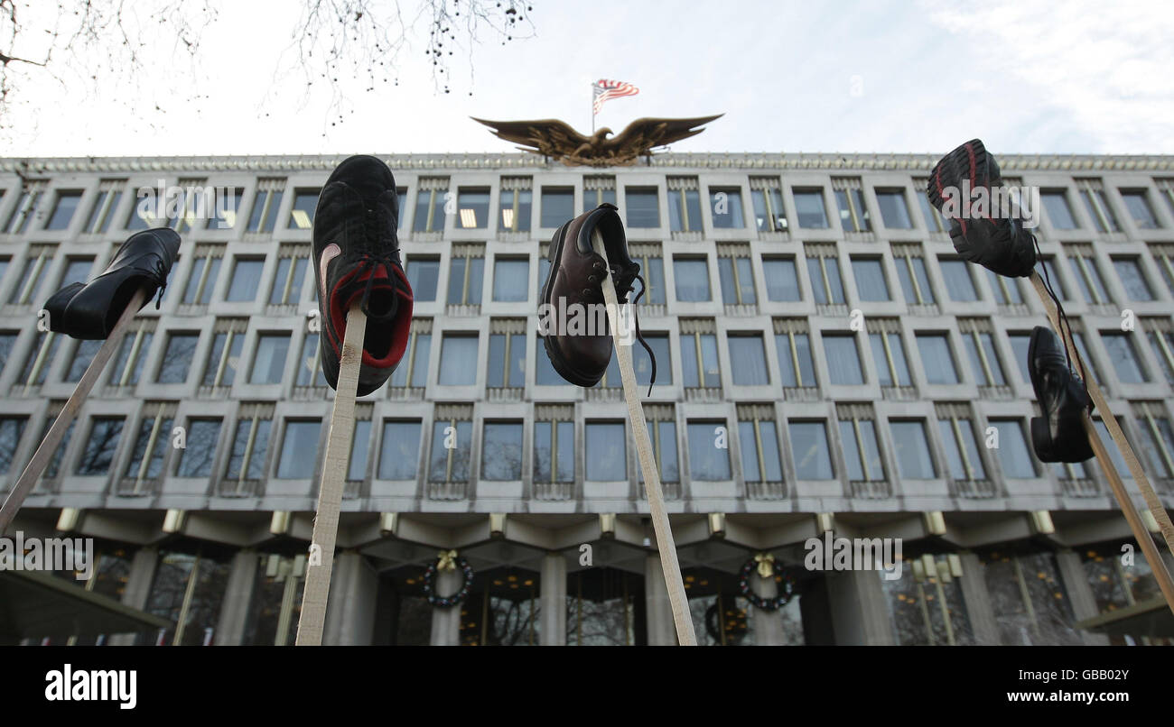 I manifestanti lanciano scarpe nell'aria fuori dall'ambasciata americana a Grosvenor Square, Londra, come parte di una manifestazione a sostegno del giornalista iracheno Muntadar al-Zaidi, detenuto per aver lanciato una scarpa al presidente americano George W Bush. Foto Stock