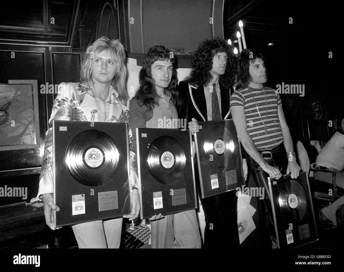 La band Queen Rock, Roger Taylor, John Deacon, Brian May e Freddie Mercury (da sinistra a destra), con premi in argento, oro e platino ricevuti dal British Phonographic Institute, per la vendita di Bohemian Rhapsody e due album. Foto Stock