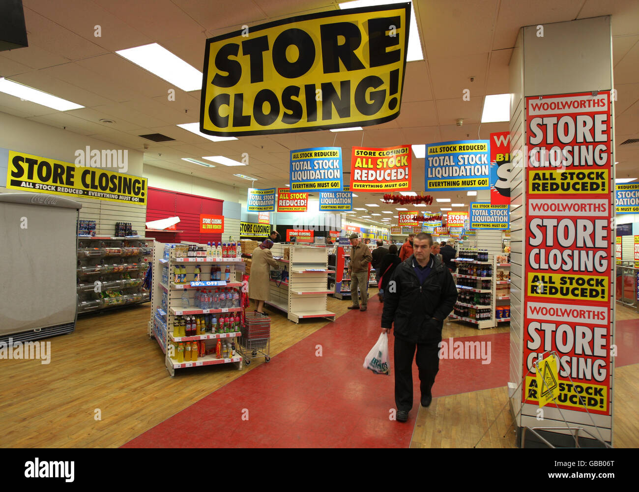 Una vista generale all'interno di un negozio di Woolworths a Shrewsbury. Foto Stock