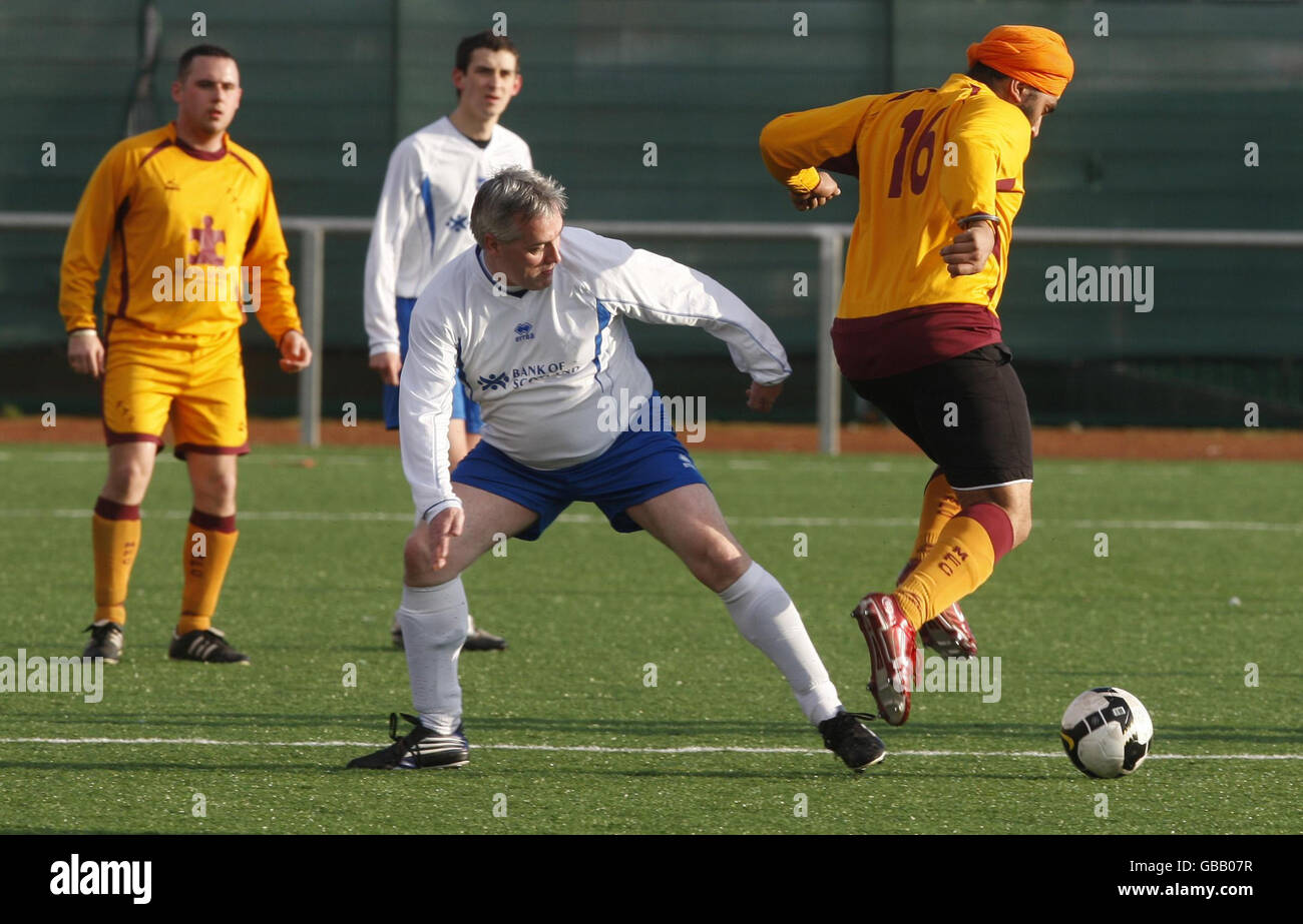 MSP Frank McAveety e Drew Pride, durante una partita di calcio tra MSP e leader religiosi, parte della settimana scozzese Inter Faith, al Petershill Park di Glasgow. Foto Stock