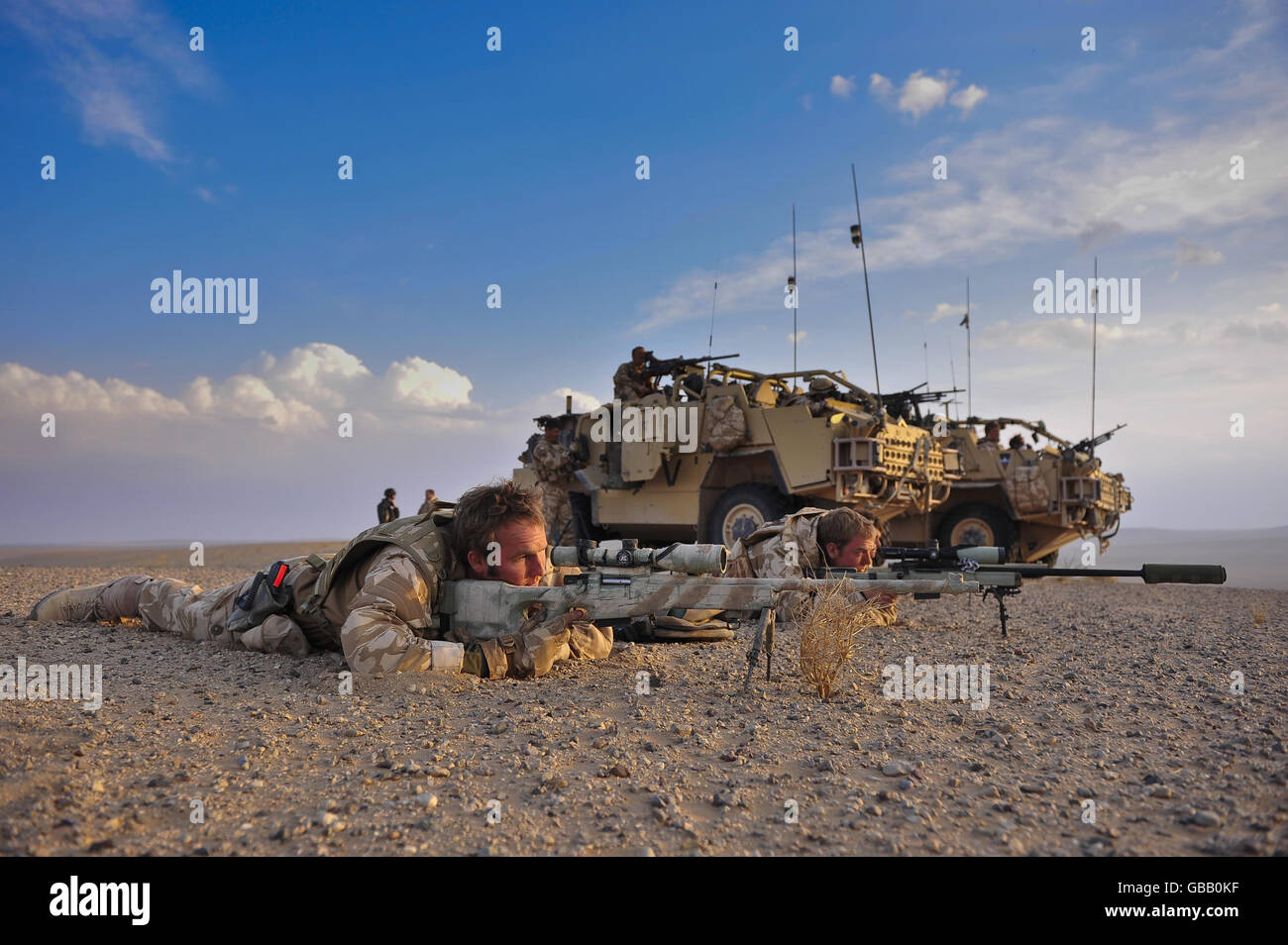 Snipers, Matthew Hartt (a sinistra), 24, da Whitland, Galles e James Sudlow, 22, da Saint Martins presso Oweestry; Entrambe le guardie del primo Dragoon della regine addestrano i loro ambiti nella regione di Nawa della provincia di Helmand mentre guardano e tentano di aiutare a localizzare le forze nemiche in una lotta contro gli incendi tra i talebani e l'esercito nazionale afgano. Foto Stock