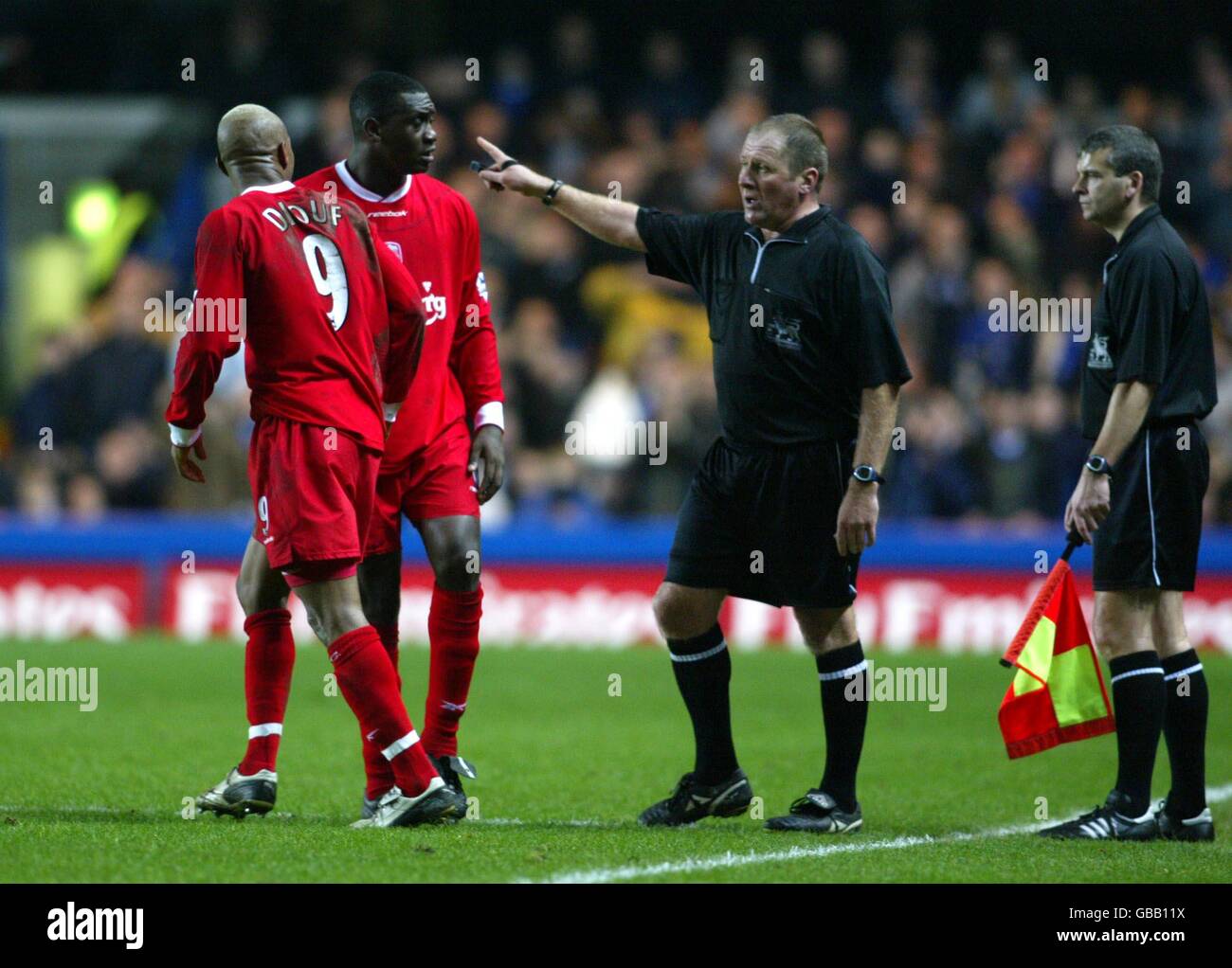 Calcio - fa Barclaycard Premiership - Chelsea v Liverpool. L'arbitro Steve Dunn dice a El Hadji Diouf di Liverpool (l) di lasciare il campo dopo avergli mostrato la carta rossa Foto Stock