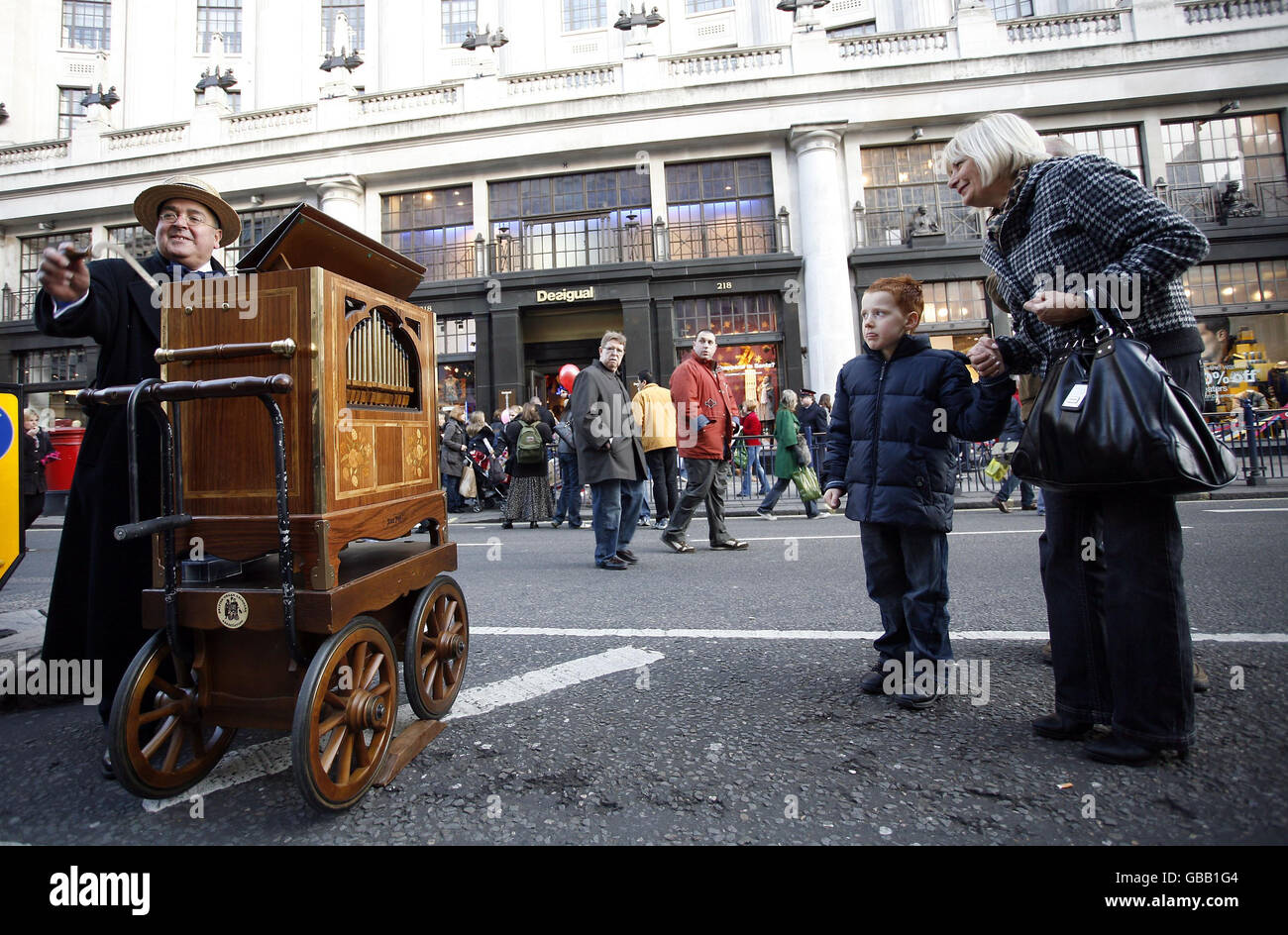 Artisti in stile vittoriano a Regent Street, come un certo numero di strade di Londra sono stati pedonali per aiutare con la grande folla. Foto Stock