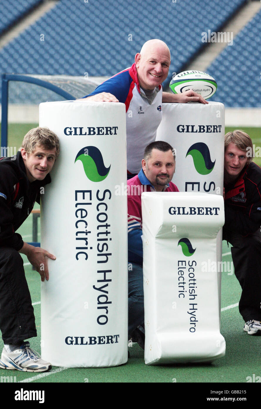 (Davanti a sinistra-destra) il giocatore scozzese Mark Robertson e Leith's Neil Allan con il giocatore scozzese ben Cairns, (dietro la fila) i giocatori di Murrayfield Wanderers Stuart Dennis al Murrayfield Stadium di Edimburgo, per lanciare un kit regalo ai club locali dello sponsor scozzese Hydro Electric. Foto Stock