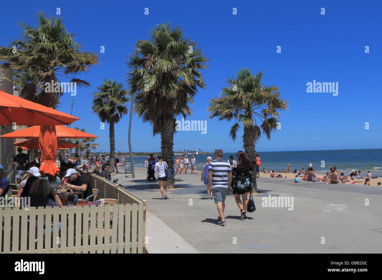 La gente di visitare la spiaggia di St Kilda a Melbourne in Australia Foto Stock