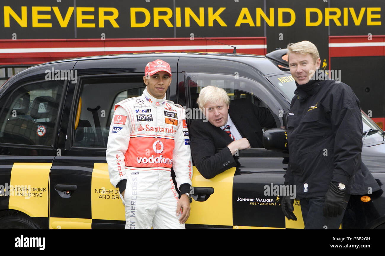 Il campione del mondo di Formula 1 Mika Hakkinen (a destra) e l'attuale campione del mondo di Formula 1 Lewis Hamilton (a sinistra) si uniscono al sindaco di Londra Boris Johnson per sostenere una campagna anti-drink-drive al Potters Fields Park di Londra. Foto Stock