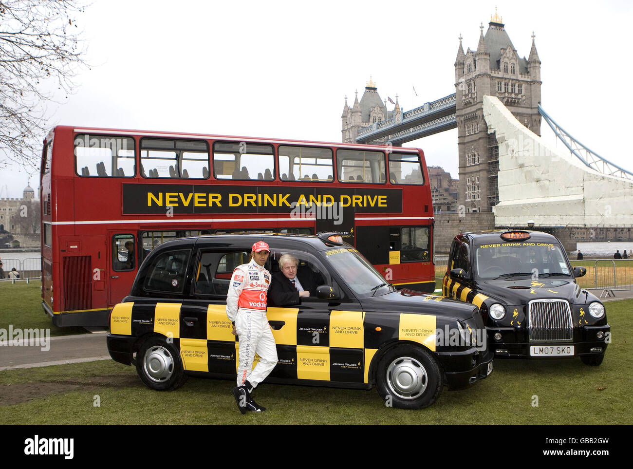 L'attuale campione del mondo di Formula 1 Lewis Hamilton (a sinistra) si unisce al sindaco di Londra Boris Johnson per sostenere una campagna anti-drink-drive al Potters Fields Park di Londra. Foto Stock