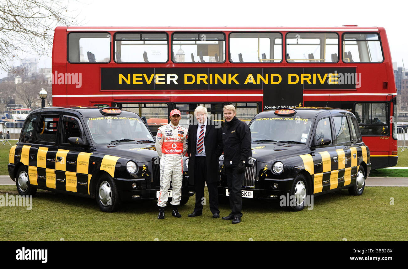 Il campione del mondo di Formula 1 Mika Hakkinen (a destra) e l'attuale campione del mondo di Formula 1 Lewis Hamilton (a sinistra) si uniscono al sindaco di Londra Boris Johnson per sostenere una campagna anti-drink-drive al Potters Fields Park di Londra. Foto Stock