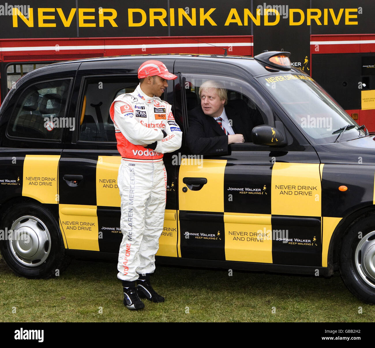 L'attuale campione del mondo di Formula 1 Lewis Hamilton (a sinistra) si unisce al sindaco di Londra Boris Johnson per sostenere una campagna anti-drink-drive al Potters Fields Park di Londra. Foto Stock
