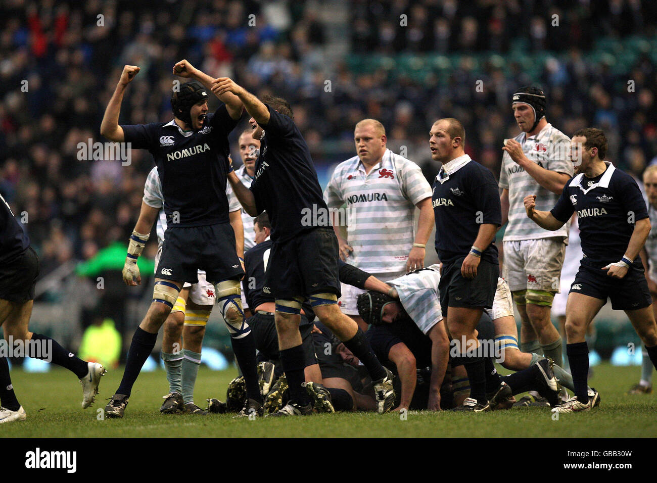 Rugby Union - Nomura Varsity Match - Oxford University / Cambridge University - Twickenham. L'Università di Oxford celebra la sconfitta dell'Università di Cambridge nella partita Nomura Varsity a Twickenham, Londra. Foto Stock