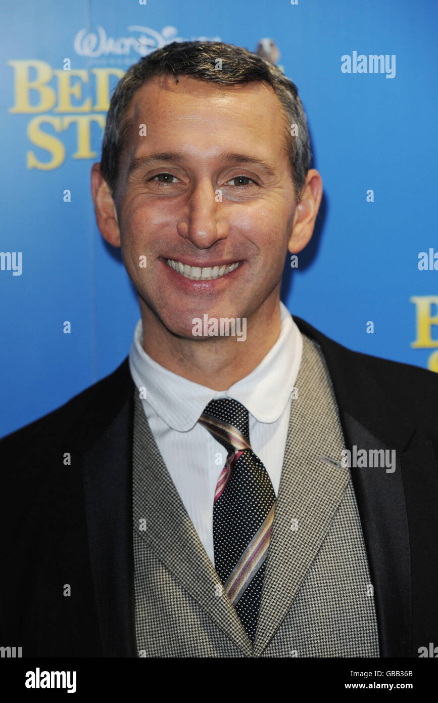 Adam Shankman arriva alla prima di Bedtime Stories al cinema Odeon nel centro di Londra di Kensington. Foto Stock