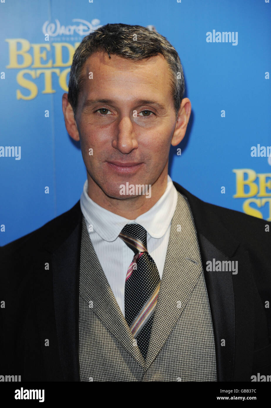 Adam Shankman arriva alla prima di Bedtime Stories al cinema Odeon nel centro di Londra di Kensington. Foto Stock