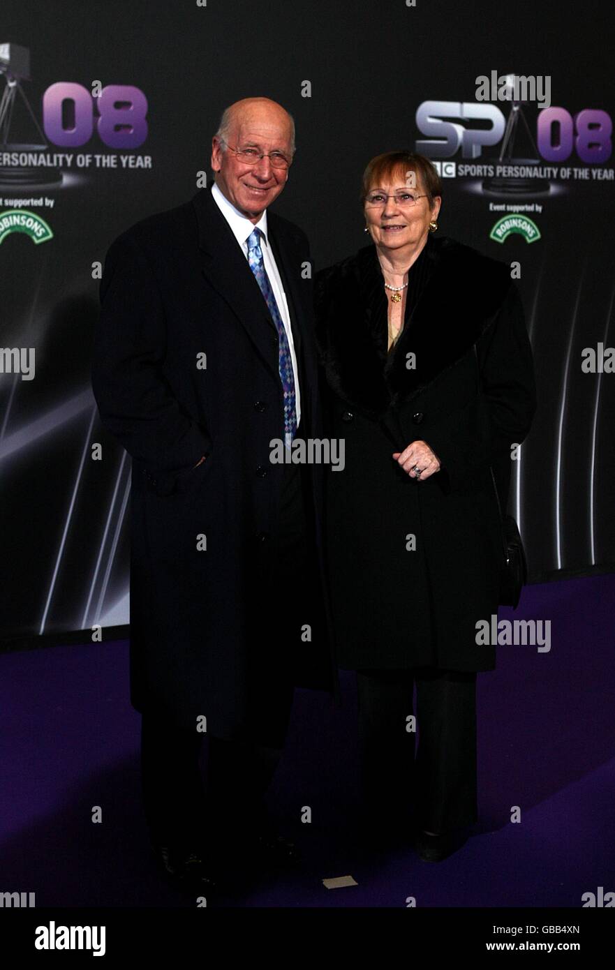 Bobby Charlton e la moglie norma arrivano per la BBC Sports Personality of the Year 2008 all'Echo Arena, Liverpool Foto Stock