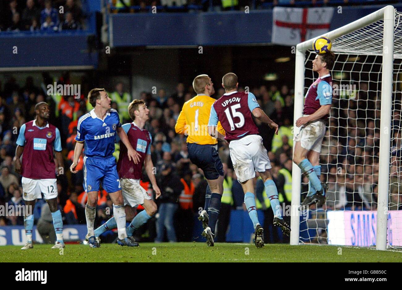 Calcio - Barclays Premier League - Chelsea / West Ham United - Stamford Bridge. Il West Ham United Scott Parker (a destra) testa la palla fuori dalla linea per negare a Chelsea un goal che fa segnare l'oppotunity. Foto Stock