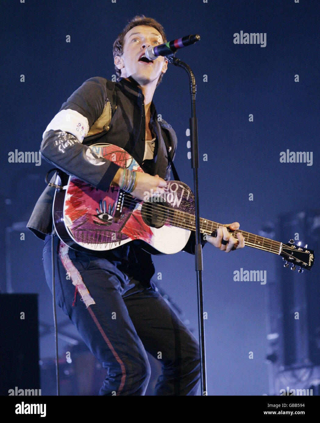 NESSUNA MERCHANDISING. Chris Martin di Coldplay si esibisce sul palco all'O2 Arena di Londra. Foto Stock