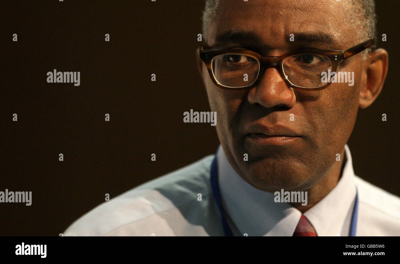 Trevor Phillips, presidente della Commissione per l'uguaglianza e i diritti umani, interviene alla conferenza della Fabian Society "The Equality Summit", alla TUC Congress House di Londra. Foto Stock