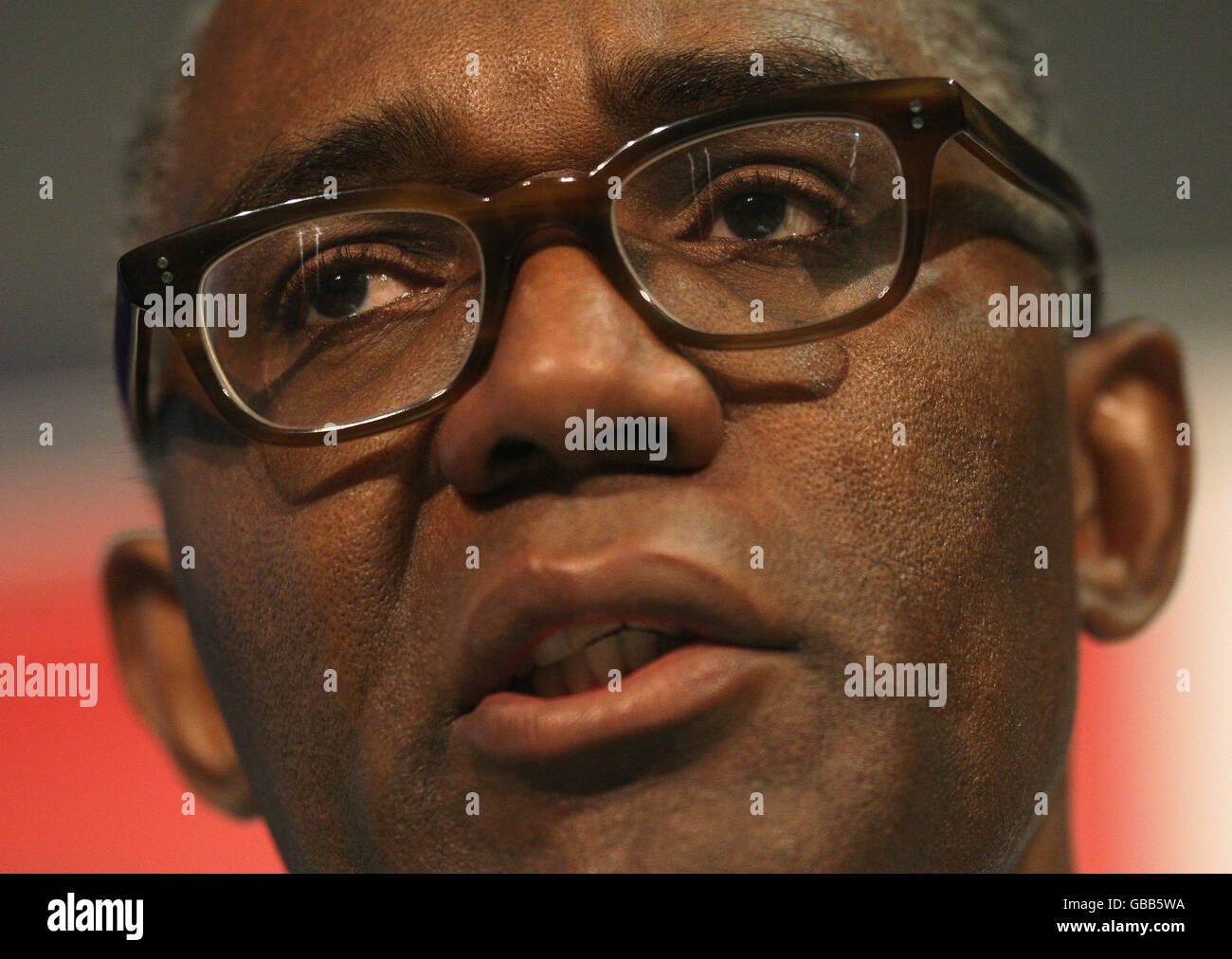 Trevor Phillips, presidente della Commissione per l'uguaglianza e i diritti umani, interviene alla conferenza della Fabian Society "The Equality Summit", alla TUC Congress House di Londra. Foto Stock