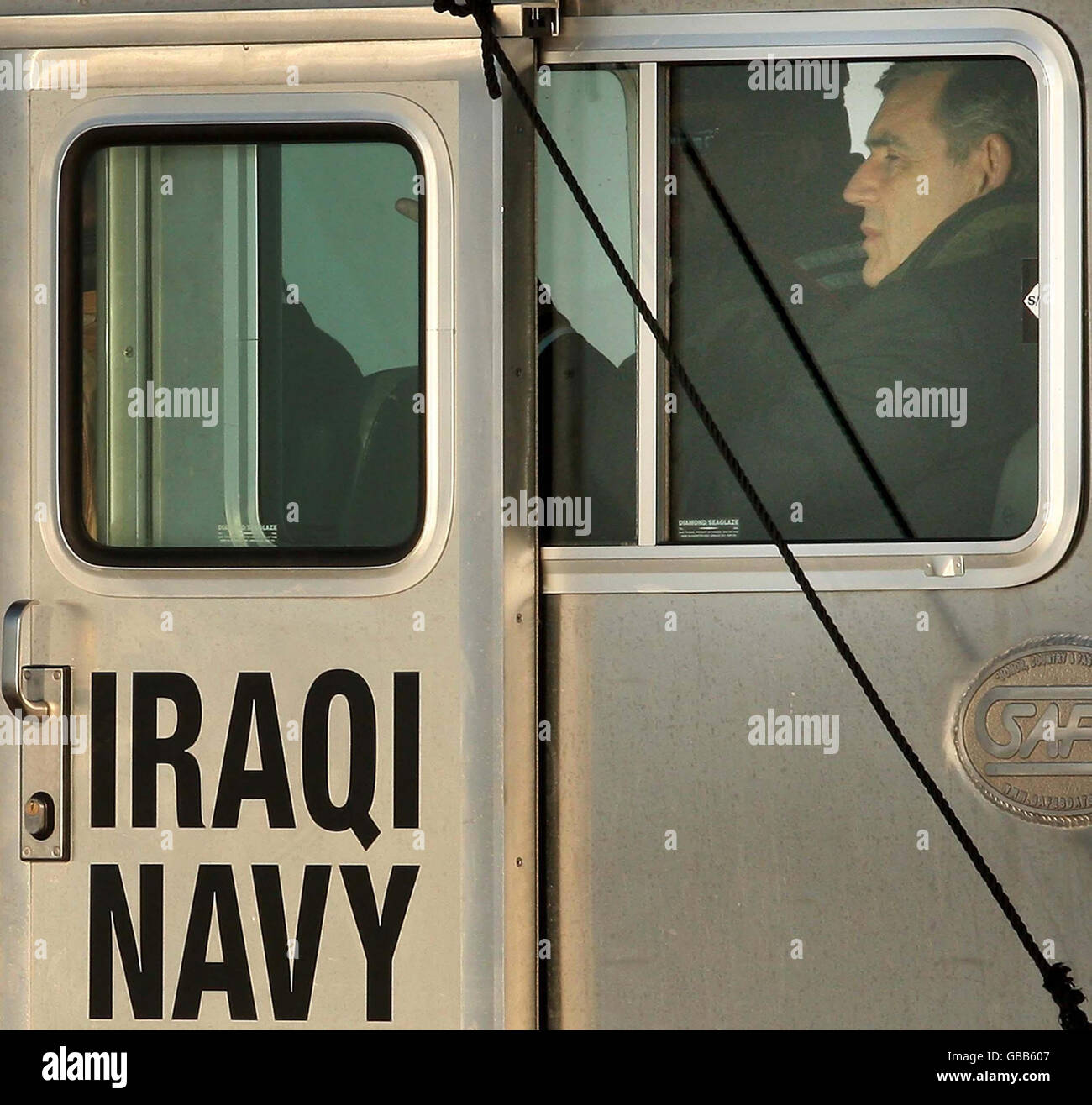 Il primo ministro Gordon Brown in una nave di pattuglia della Marina irachena durante una visita al porto di Umm Qasr nell'Iraq meridionale. Foto Stock