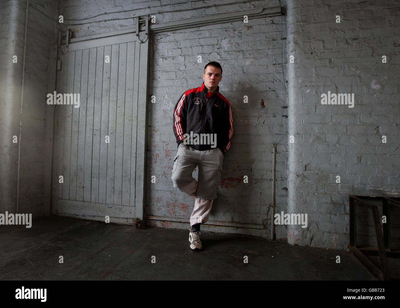 Boxer Frankie Gavin, dove è stato addestrato dall'ex campione del Middleweight del mondo Anthony Farnell durante la sessione di lavoro alla palestra Arnie's Gym, Manchester. Foto Stock