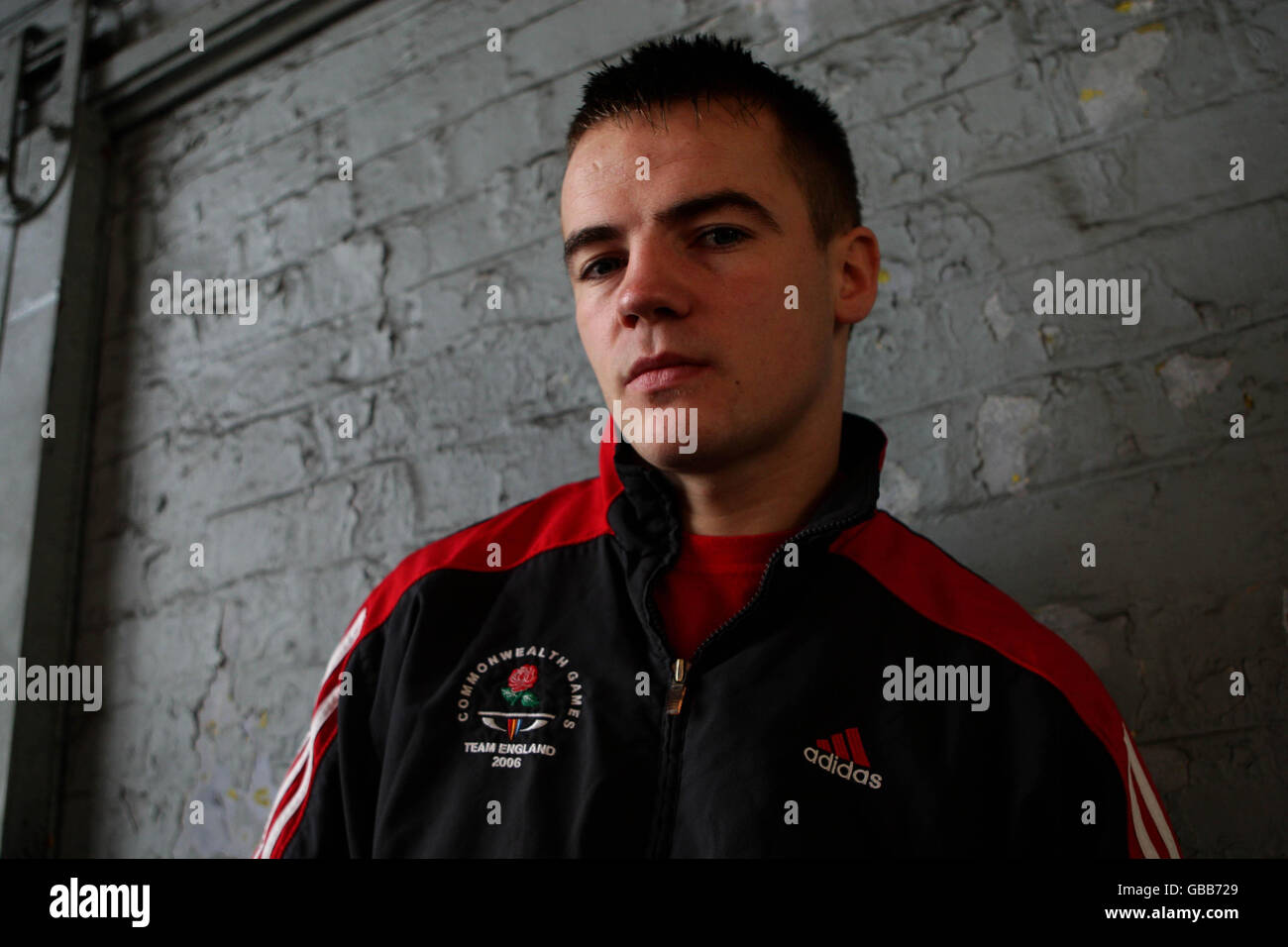 Boxer Frankie Gavin, dove è stato addestrato dall'ex campione del Middleweight del mondo Anthony Farnell durante la sessione di lavoro alla palestra Arnie's Gym, Manchester. Foto Stock