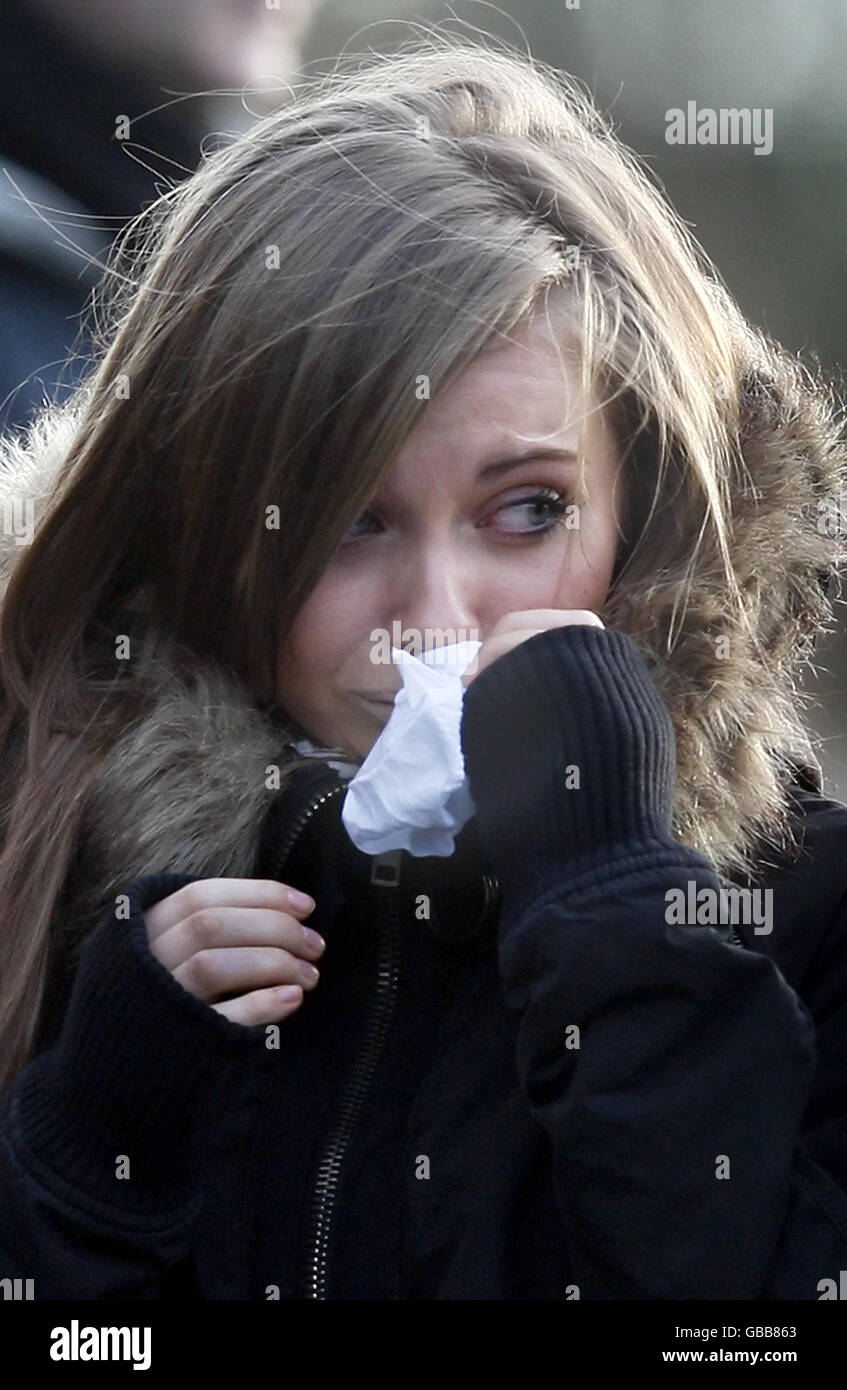 Un membro della congregazione partecipa ad una cerimonia di deposizione della corona presso il Giardino della memoria di Tundergarth per celebrare il 20° anniversario del disastro aereo di Lockerbie. Foto Stock