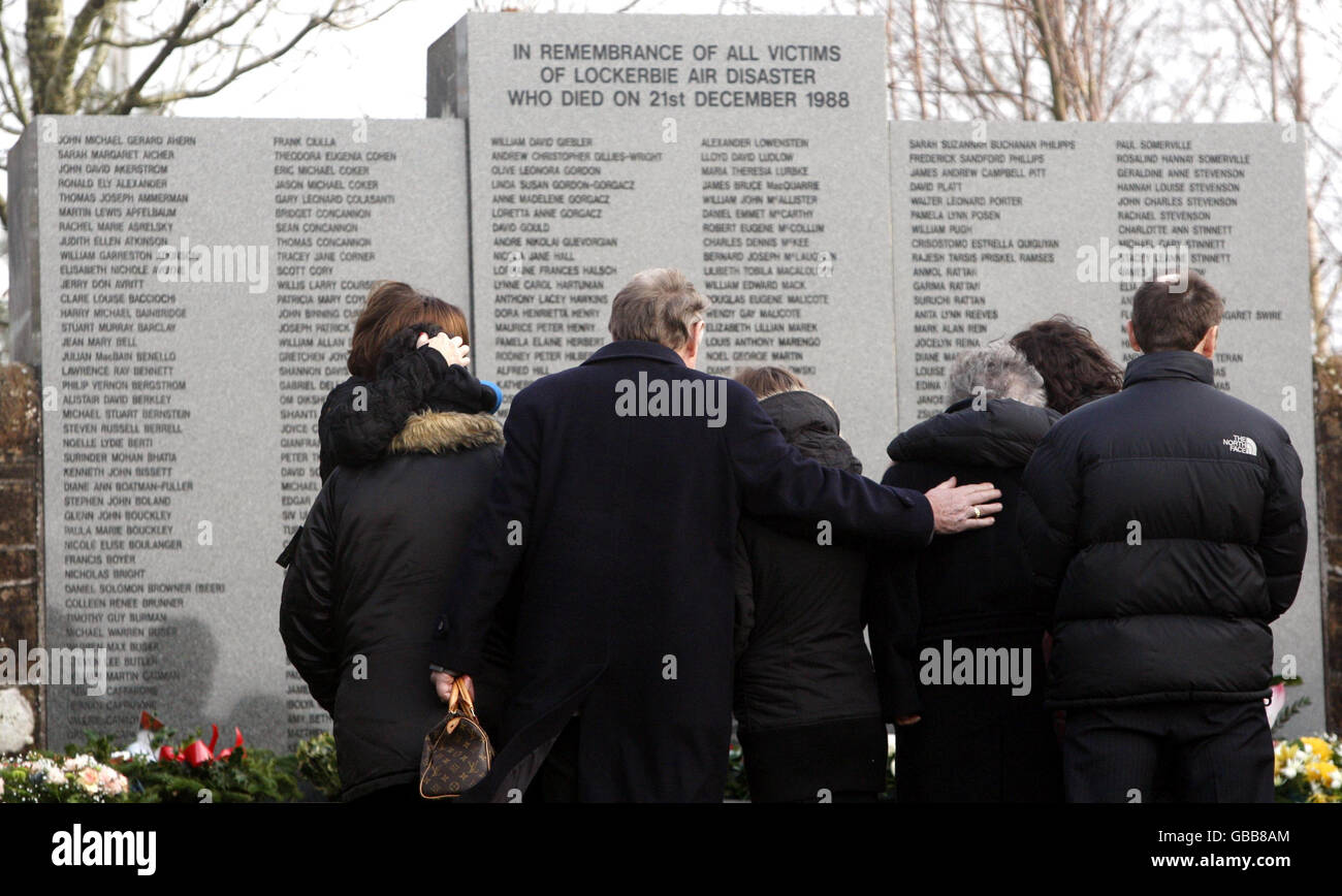 I membri della congregazione assistono ad una cerimonia di deposizione della corona presso il Giardino della memoria di Tundergarth per celebrare il 20° anniversario del disastro aereo di Lockerbie. Foto Stock