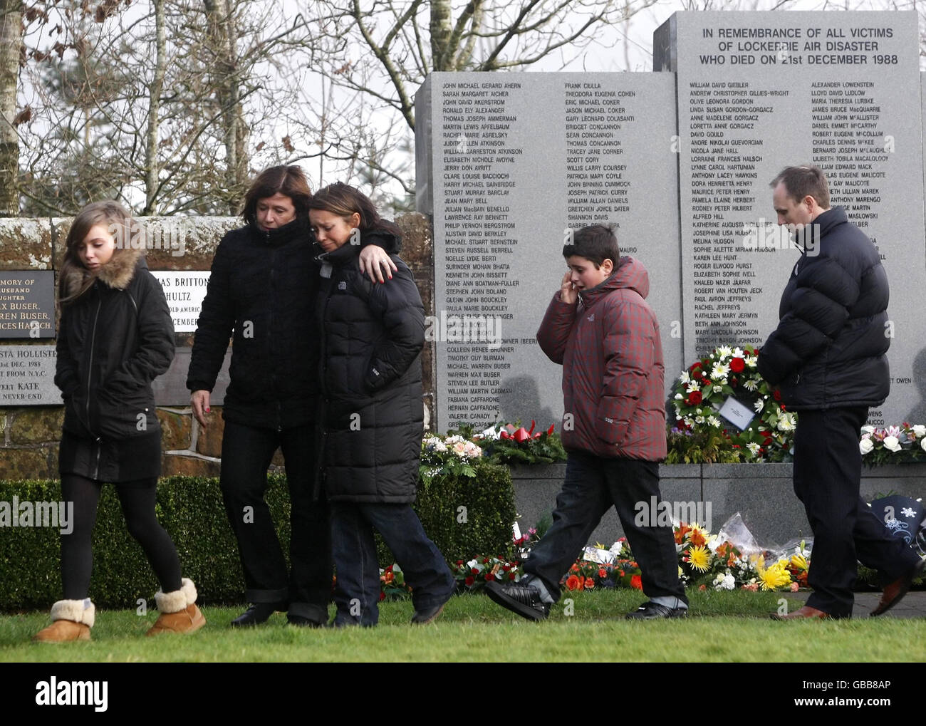 I membri della congregazione assistono ad una cerimonia di deposizione della corona presso il Giardino della memoria di Tundergarth per celebrare il 20° anniversario del disastro aereo di Lockerbie. Foto Stock