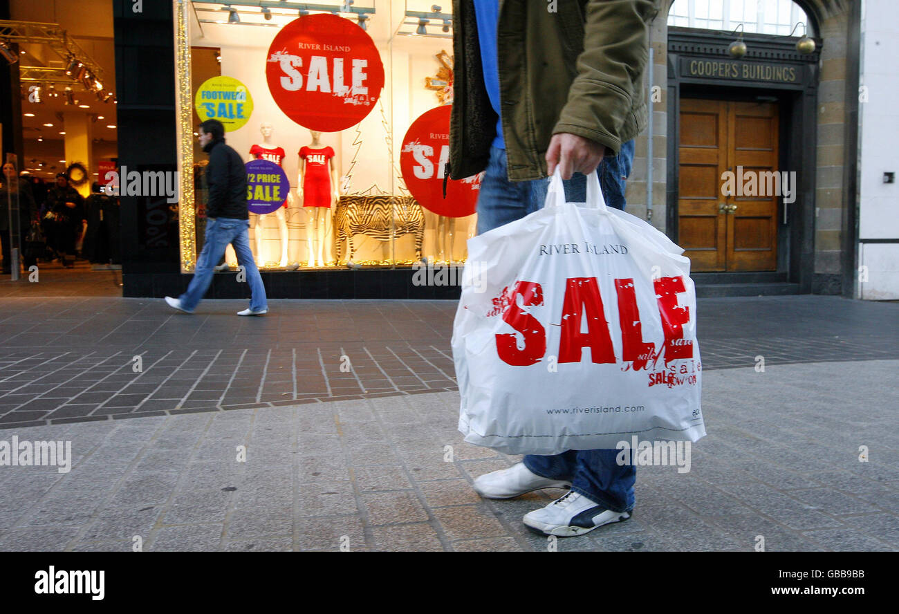 I clienti nel centro di Liverpool il giorno di Santo Stefano potranno fare acquisti mentre le vendite stagionali sono in corso. Foto Stock