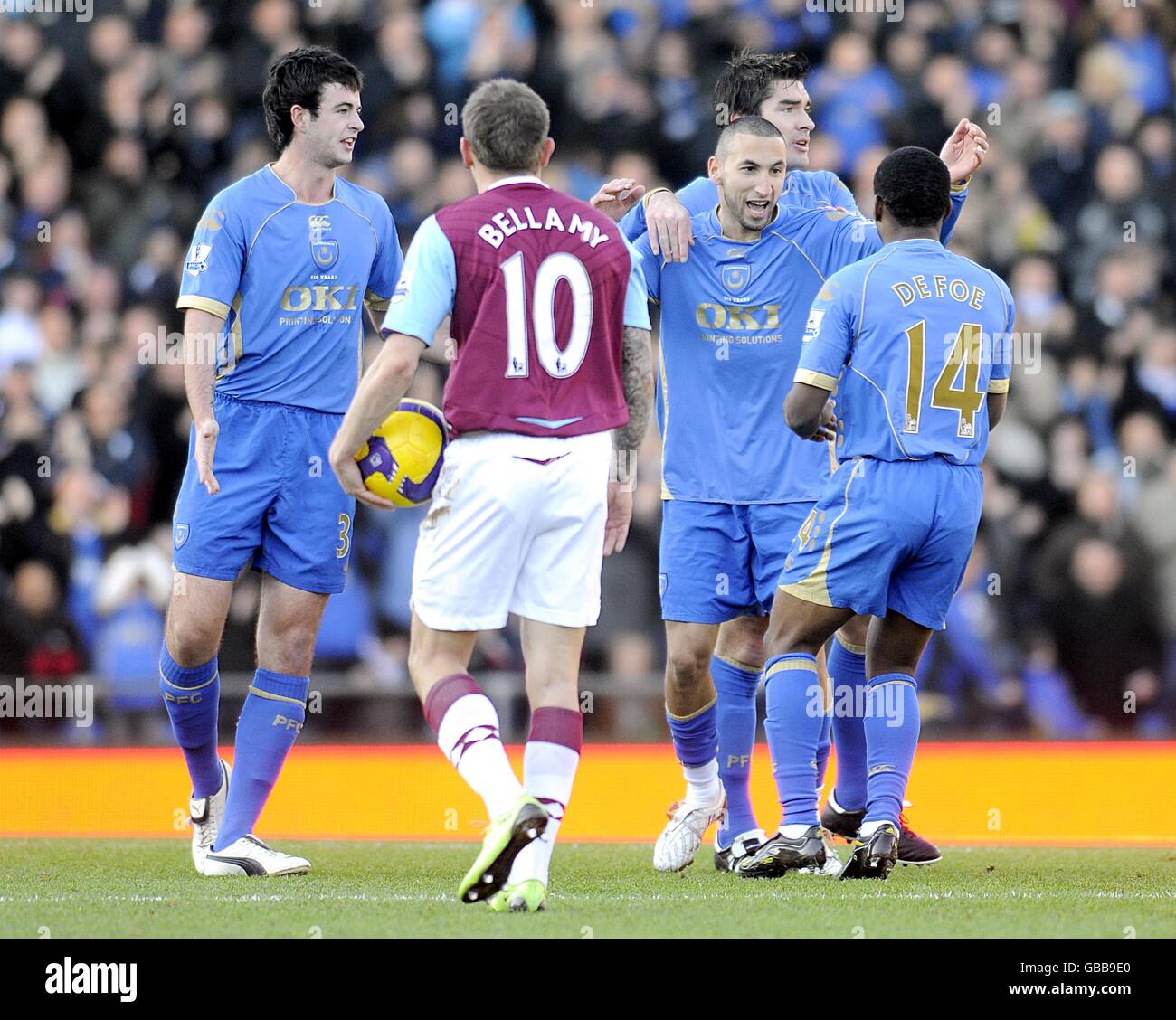 Calcio - Barclays Premier League - Portsmouth / West Ham United - Fratton Park. Nadir Belhadj (centro) di Portsmouth celebra il suo obiettivo di apertura laterale del gioco Foto Stock
